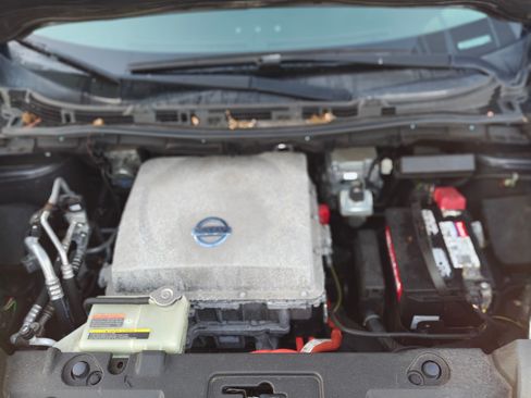 Used 2014 Nissan Leaf SL w/ Premium Package image 19