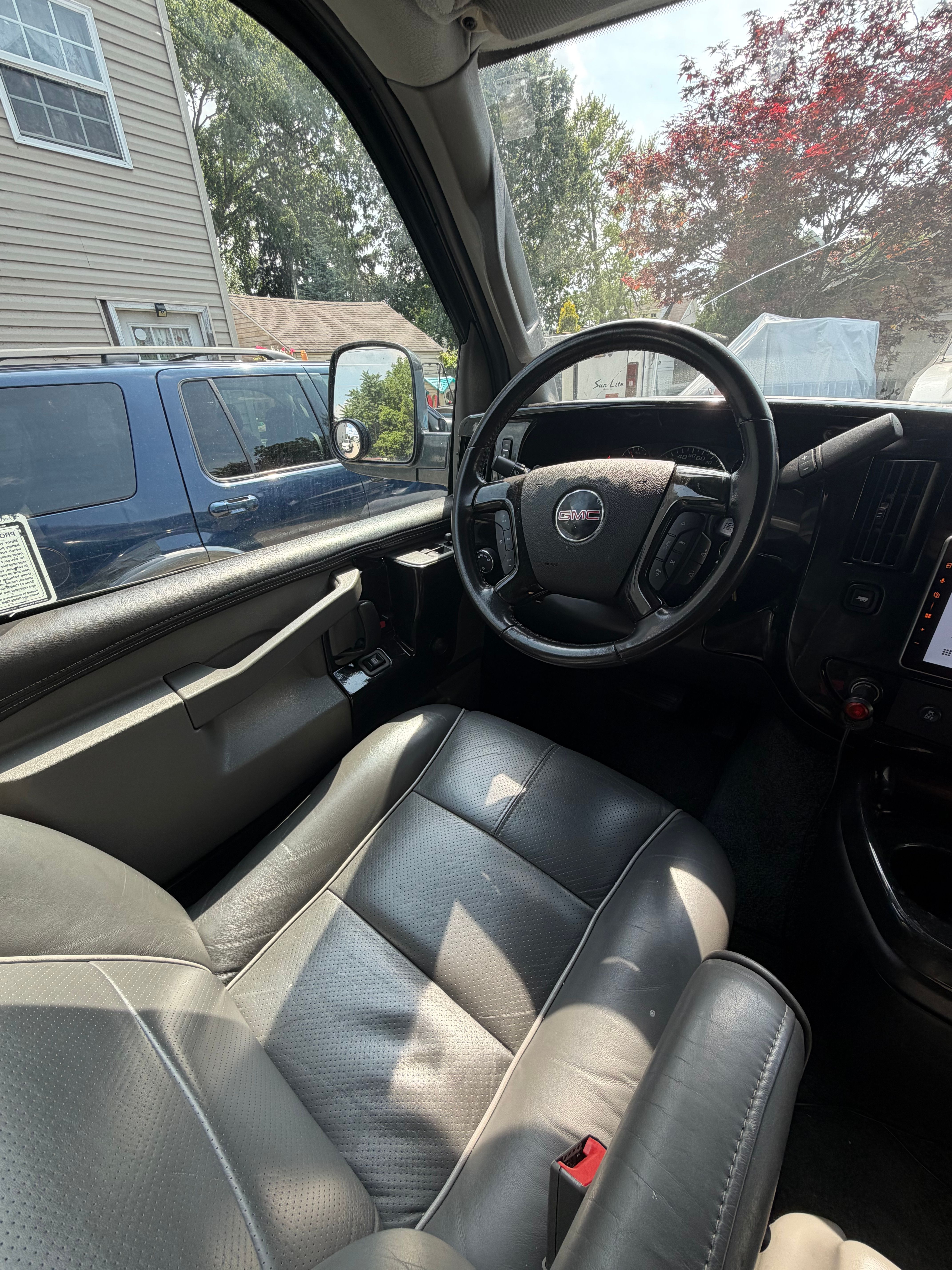 Used 2017 GMC Savana 2500 RWD image 1