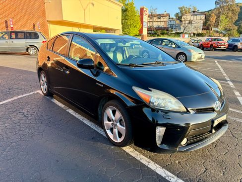 Used 2014 Toyota Prius Five image 4