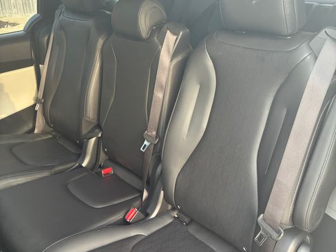 Used 2023 Kia Carnival LX image 8