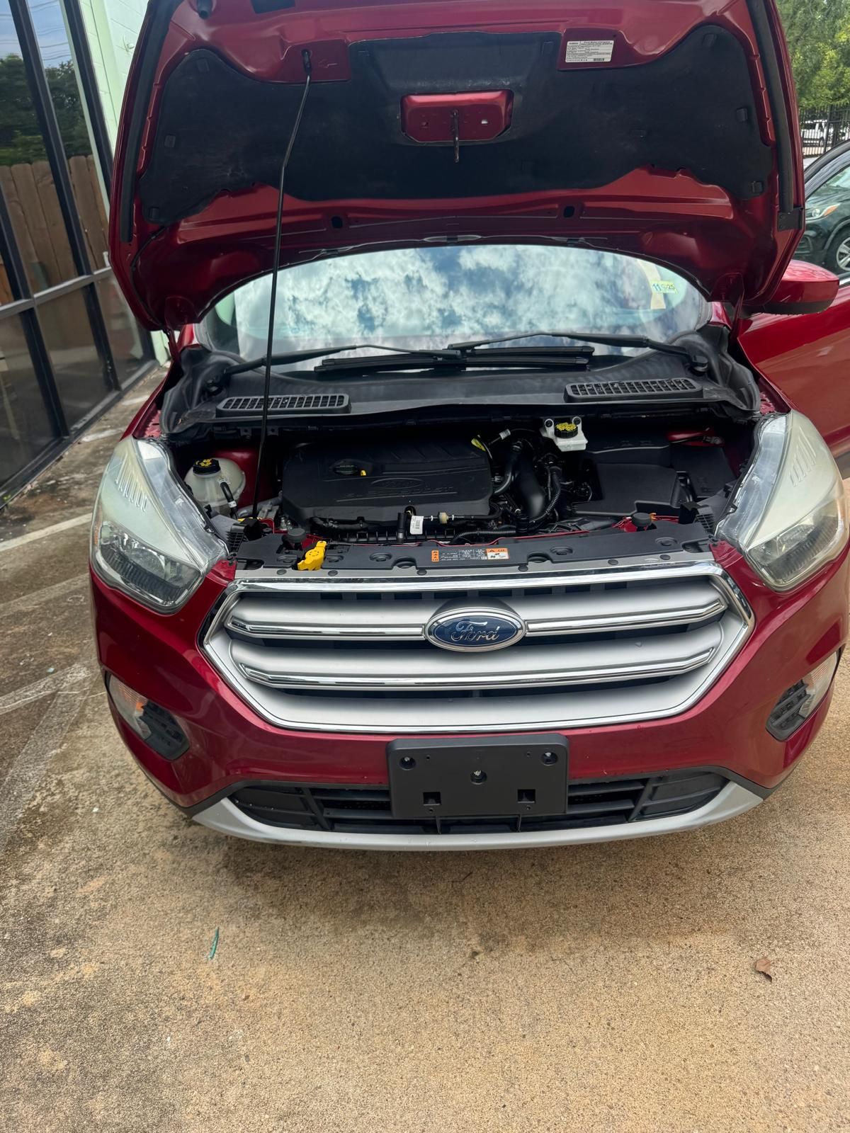 Used 2017 Ford Escape SE w/ SE Cold Weather Package AWD/4WD image 2
