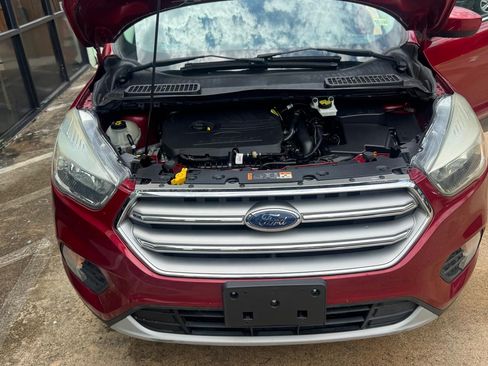 Used 2017 Ford Escape SE w/ SE Cold Weather Package AWD/4WD image 2