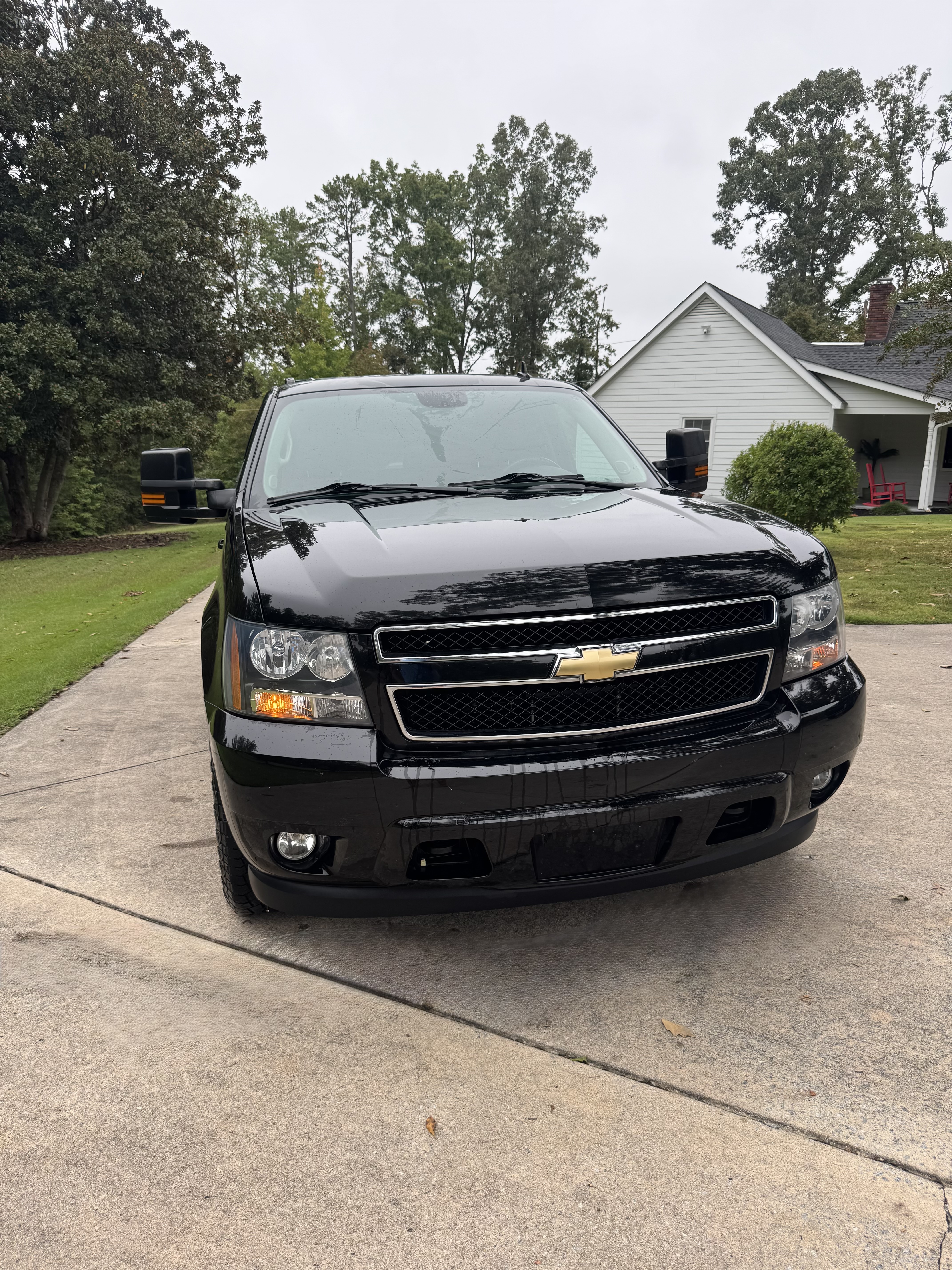 Used 2011 Chevrolet Suburban 2500 LT w/ Luxury Package AWD/4WD image 1