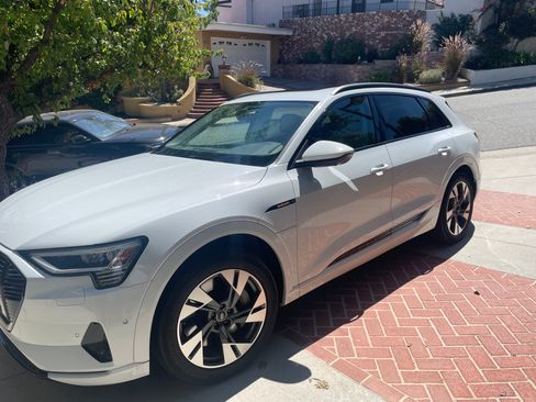 Used 2022 Audi e-tron Premium w/ Convenience Plus Package AWD/4WD image 2