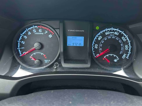 Used 2017 Toyota Tacoma 4x4 Access Cab image 8