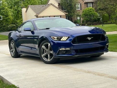Used 2016 Ford Mustang GT Premium RWD image 2