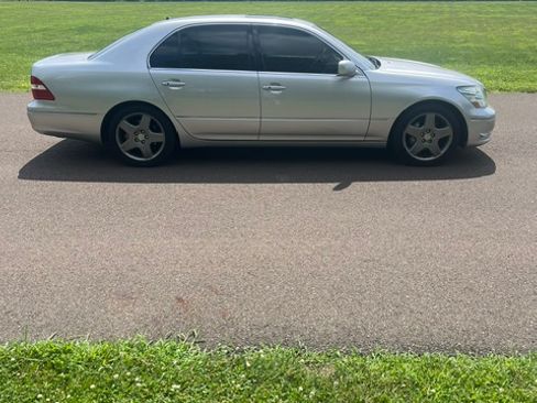 Used 2005 Lexus LS 430 w/ Premium Pkg RWD image 8