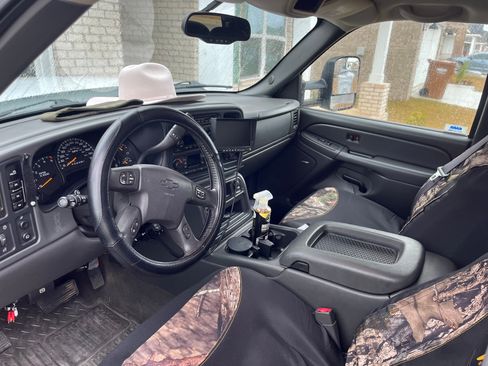 Used 2006 Chevrolet Silverado 2500 LT w/ Heavy-Duty Power Package image 8