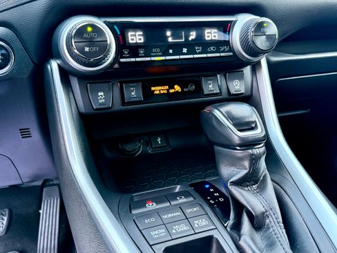 Used 2020 Toyota RAV4 XLE Premium image 17