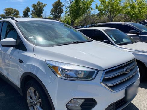 Used 2018 Ford Escape SE FWD image 1