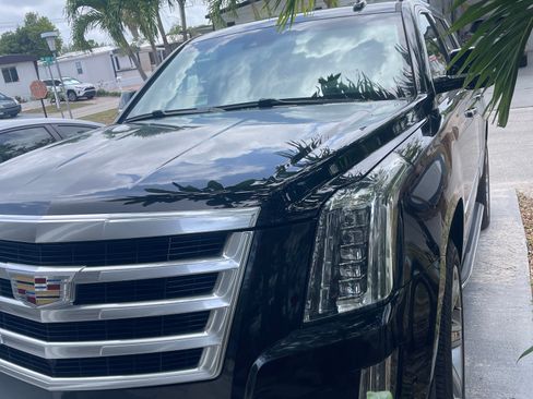 Used 2018 Cadillac Escalade Luxury AWD/4WD image 2