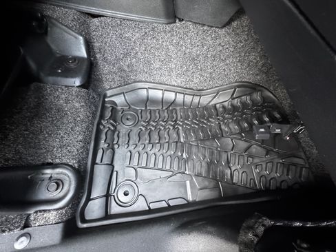 Used 2016 Jeep Wrangler Unlimited Rubicon image 16