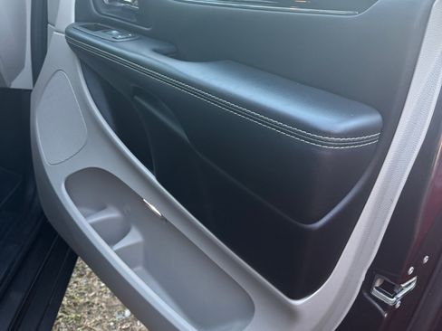 Used 2019 Dodge Grand Caravan SXT image 30