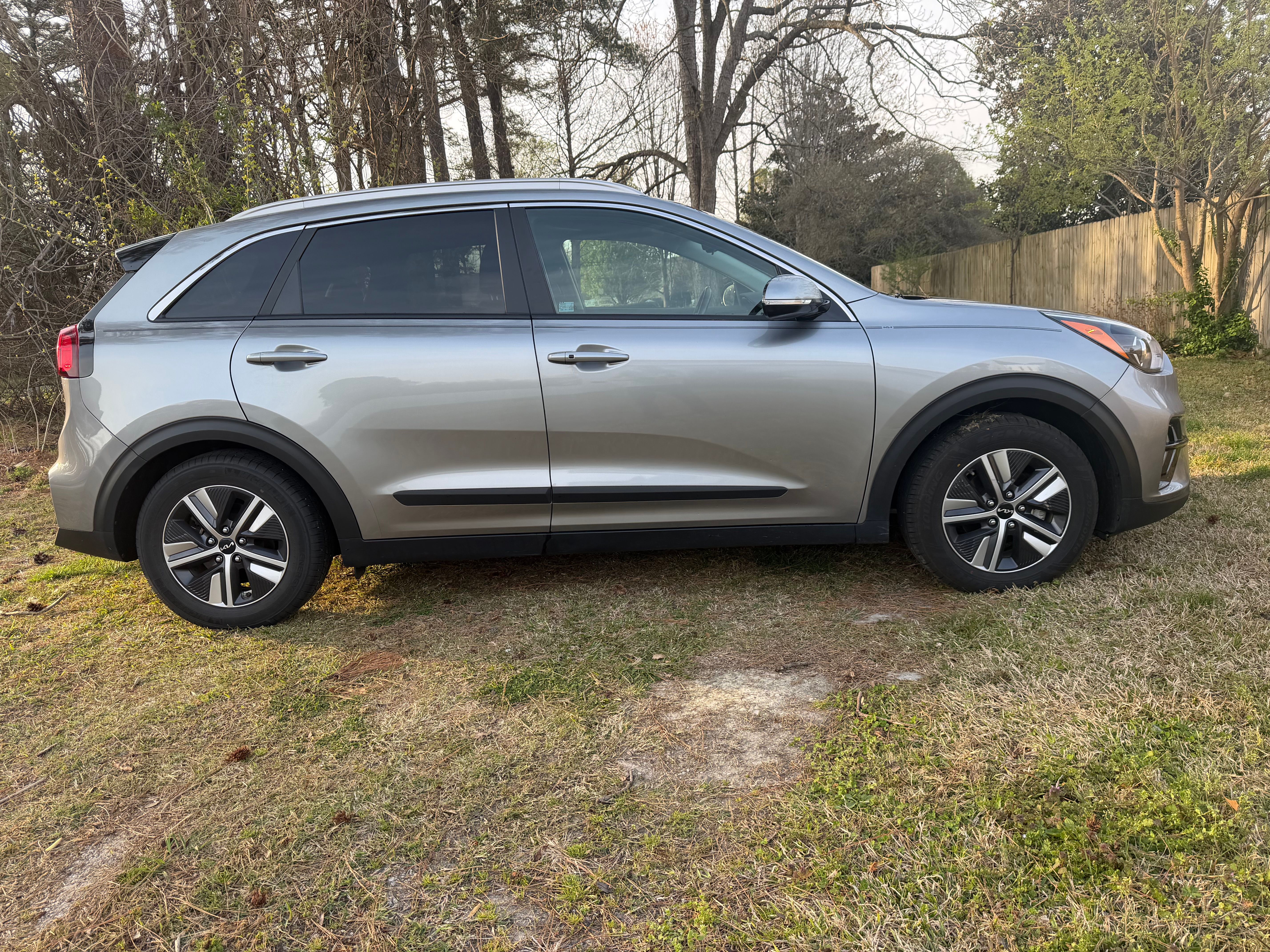 Used 2022 Kia Niro EX Premium FWD image 1