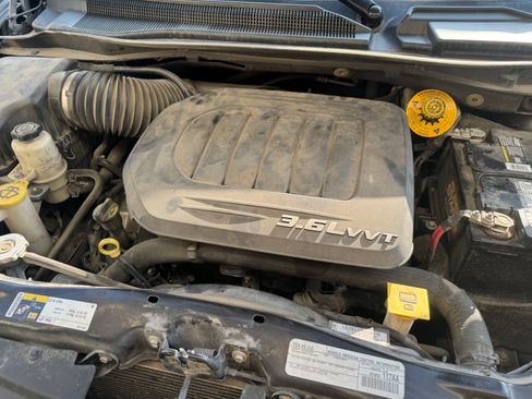 Used 2015 Chrysler Town & Country LX FWD image 4
