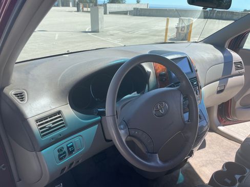 Used 2009 Toyota Sienna XLE FWD image 8
