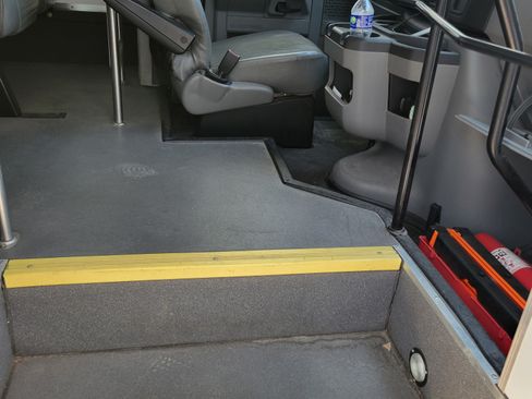 Used 2013 Ford E-450 and Econoline 450 Super Duty w/ Shuttle Bus Prep Pkg RWD image 5