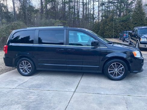 Used 2017 Dodge Grand Caravan SXT image 2