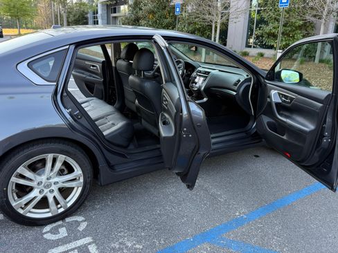 Used 2013 Nissan Altima 3.5 SL w/ Technology Pkg FWD image 19
