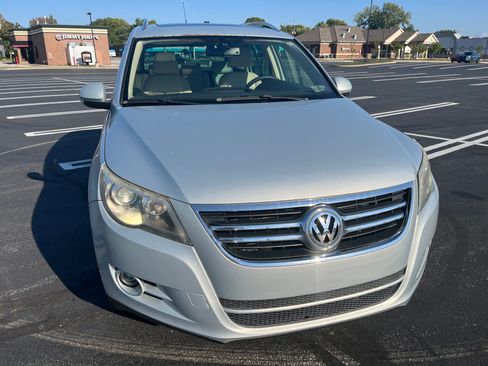 Used 2010 Volkswagen Tiguan SE image 2