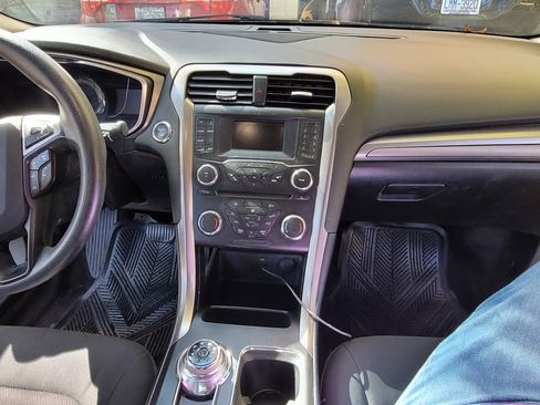 Used 2018 Ford Fusion SE image 5