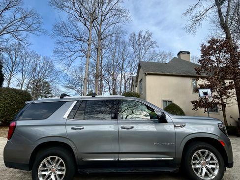 Used 2022 GMC Yukon SLT w/ SLT Premium Package image 1