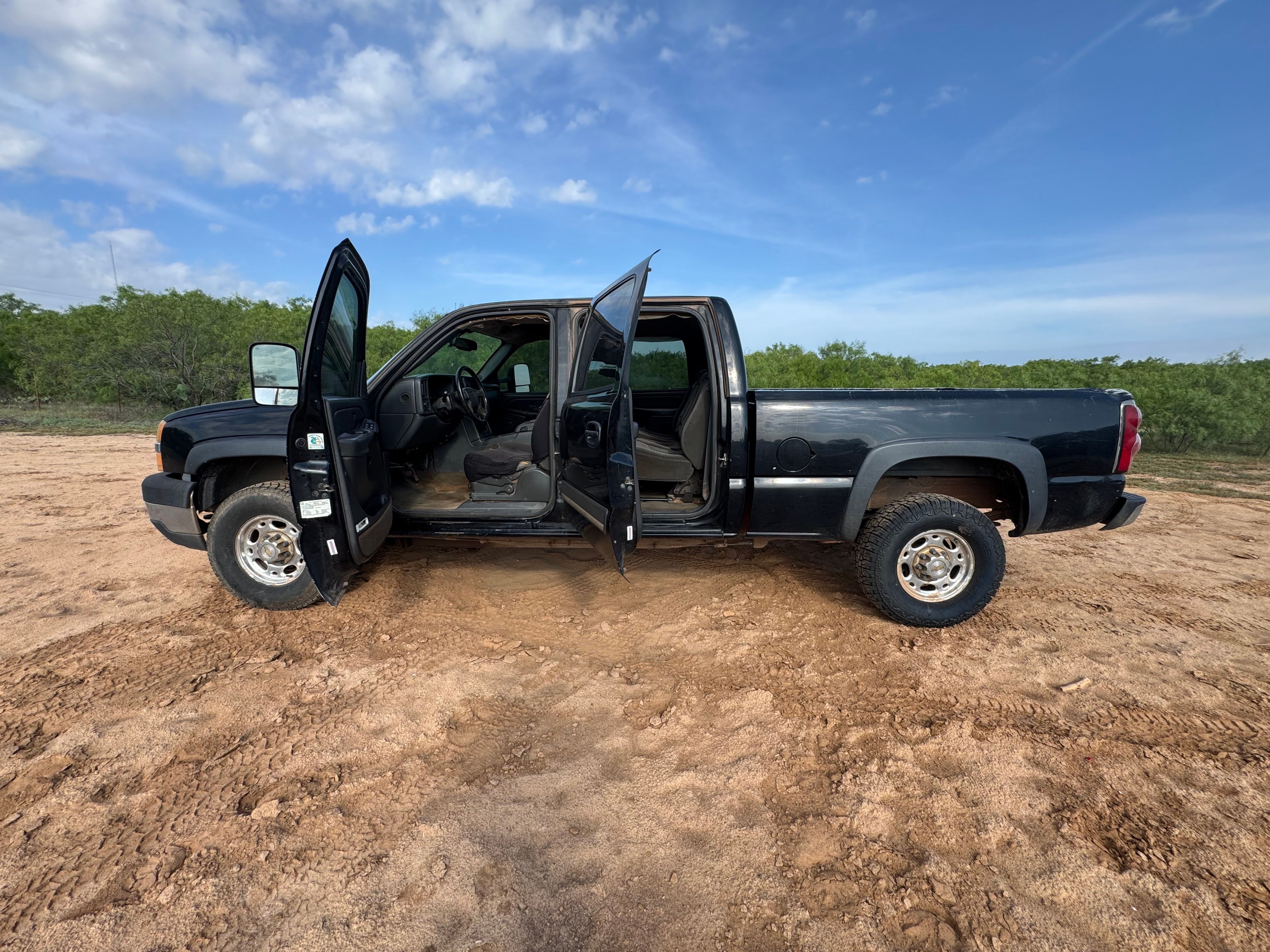 Used 2004 Chevrolet Silverado 2500 LS w/ Heavy-Duty Power Package RWD image 15