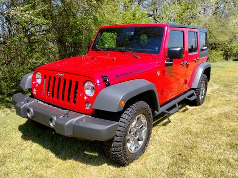 Used 2014 Jeep Wrangler Unlimited Rubicon w/ Connectivity Group image 2