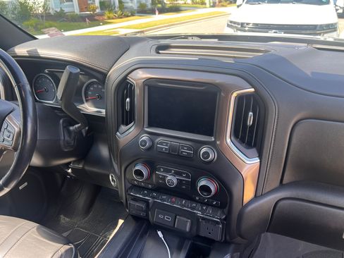 Used 2022 Chevrolet Silverado 1500 High Country w/ Technology Package AWD/4WD image 15