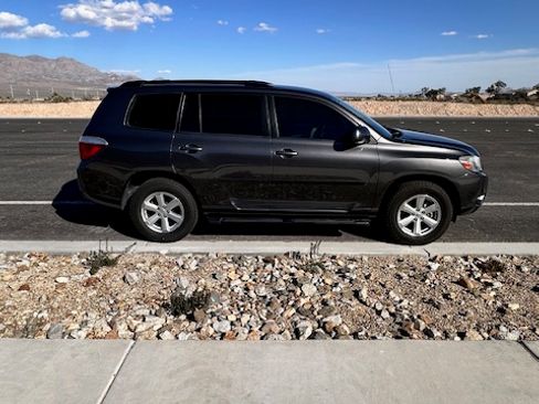 Used 2010 Toyota Highlander Limited image 2
