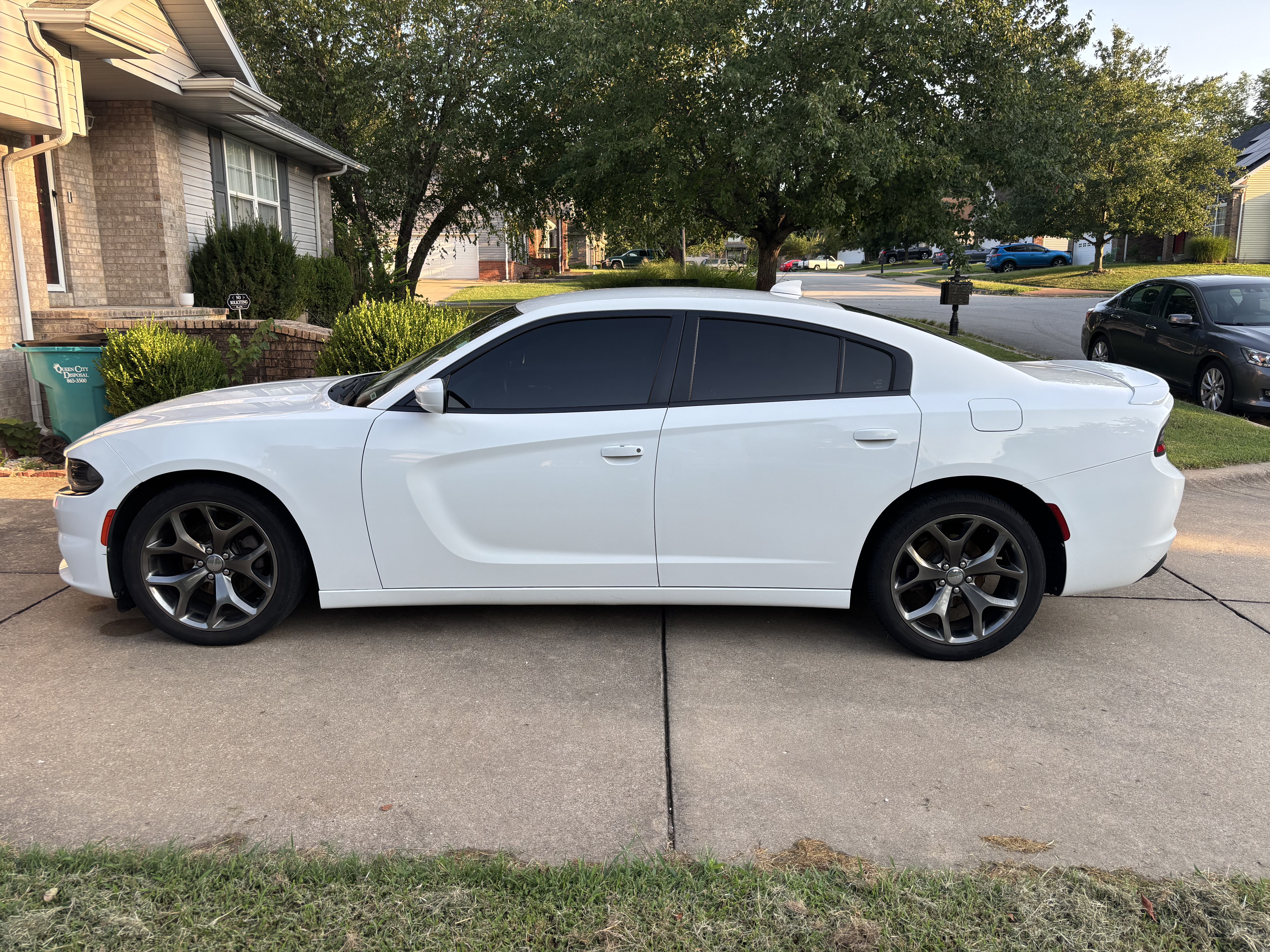 Used 2015 Dodge Charger SXT RWD image 1