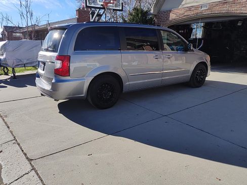 Used 2014 Chrysler Town & Country Touring image 5