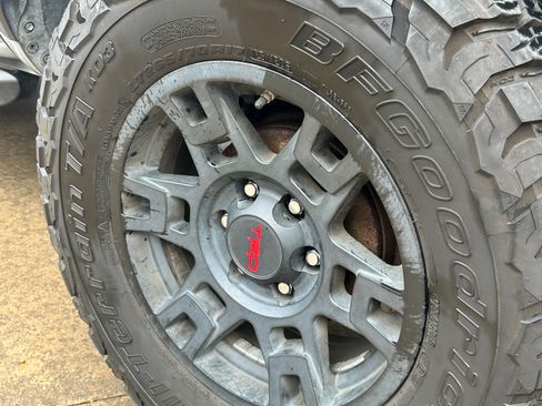 Used 2018 Toyota Tacoma TRD Off-Road w/ Technology Package image 6