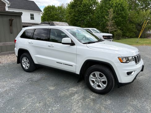 Used 2017 Jeep Grand Cherokee Laredo w/ Quick Order Package 23E AWD/4WD image 2