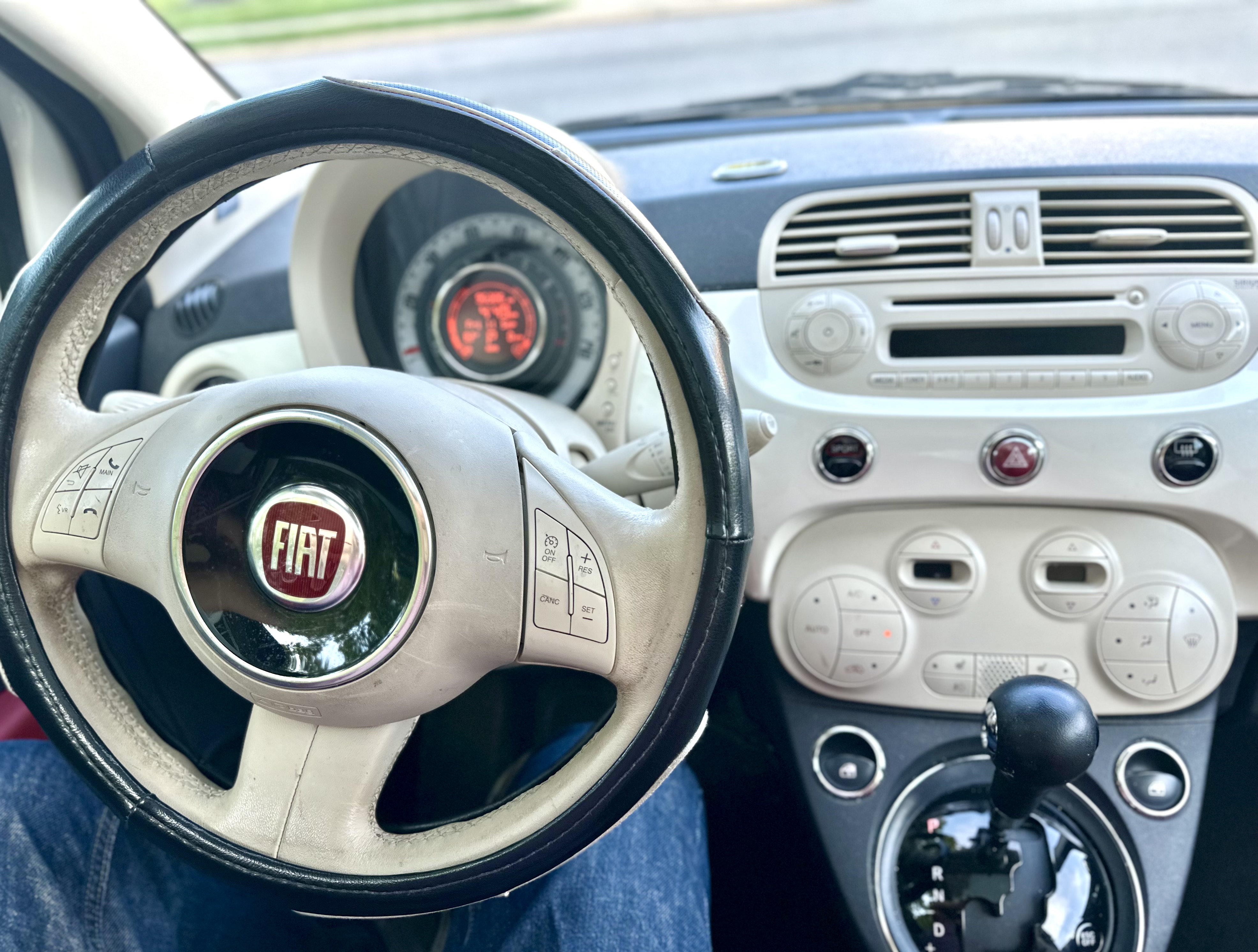 Used 2012 FIAT 500 Lounge w/ Luxury Leather Pkg FWD image 2