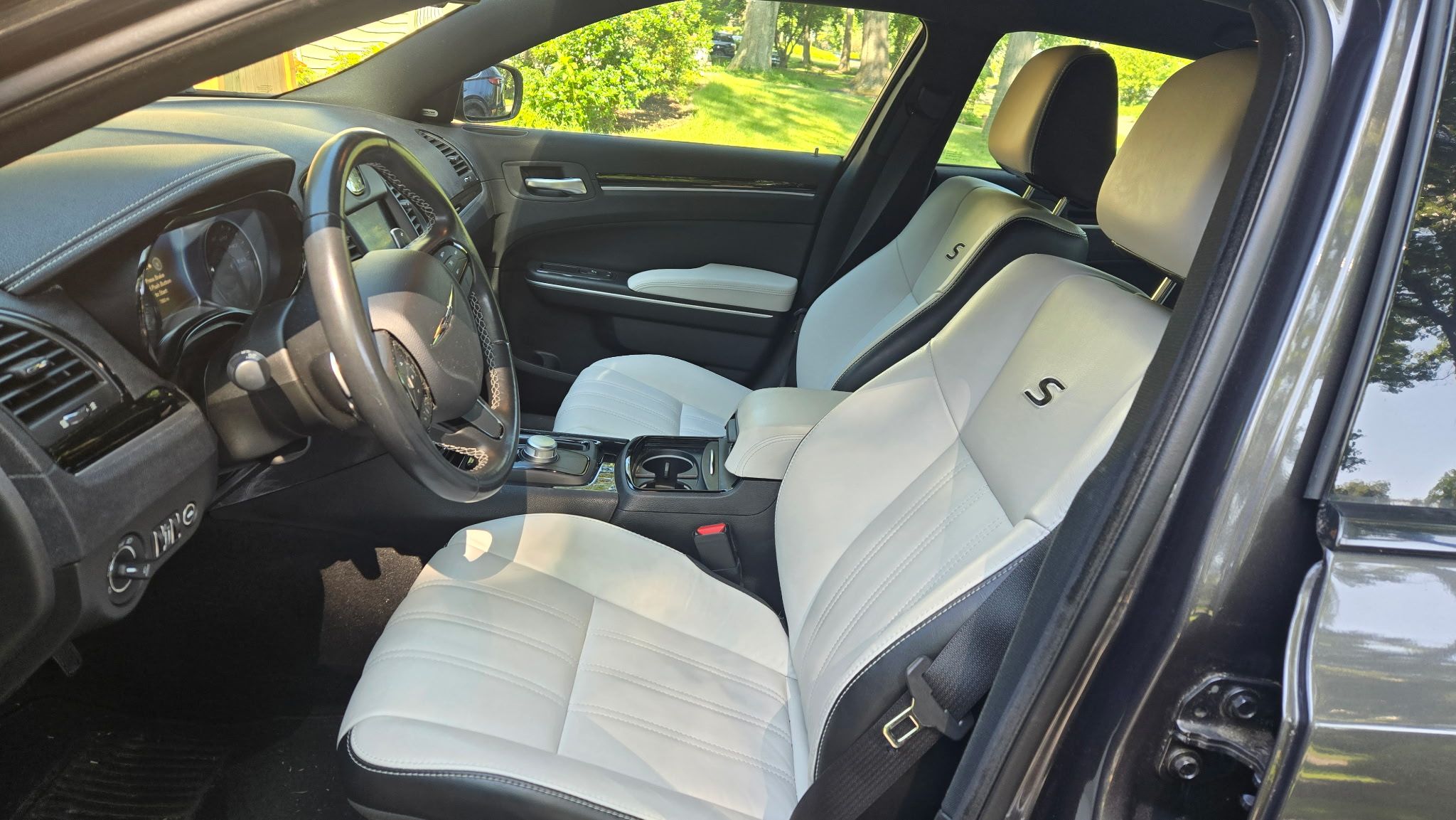 Used 2019 Chrysler 300 S w/ S Model Appearance Package RWD image 9