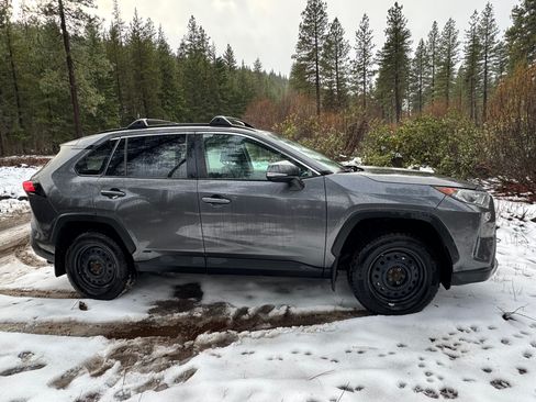 Used 2021 Toyota RAV4 XLE Premium image 10