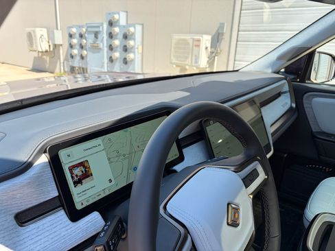 Used 2026 Rivian R1S Premium image 15