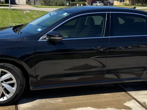 Used 2018 Volkswagen Passat 2.0T SE w/ SE Lighting Package image 4