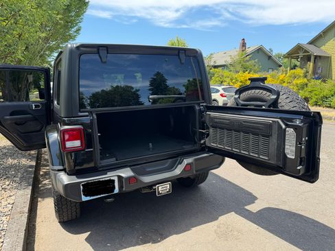 Used 2018 Jeep Wrangler Unlimited Sahara AWD/4WD image 22