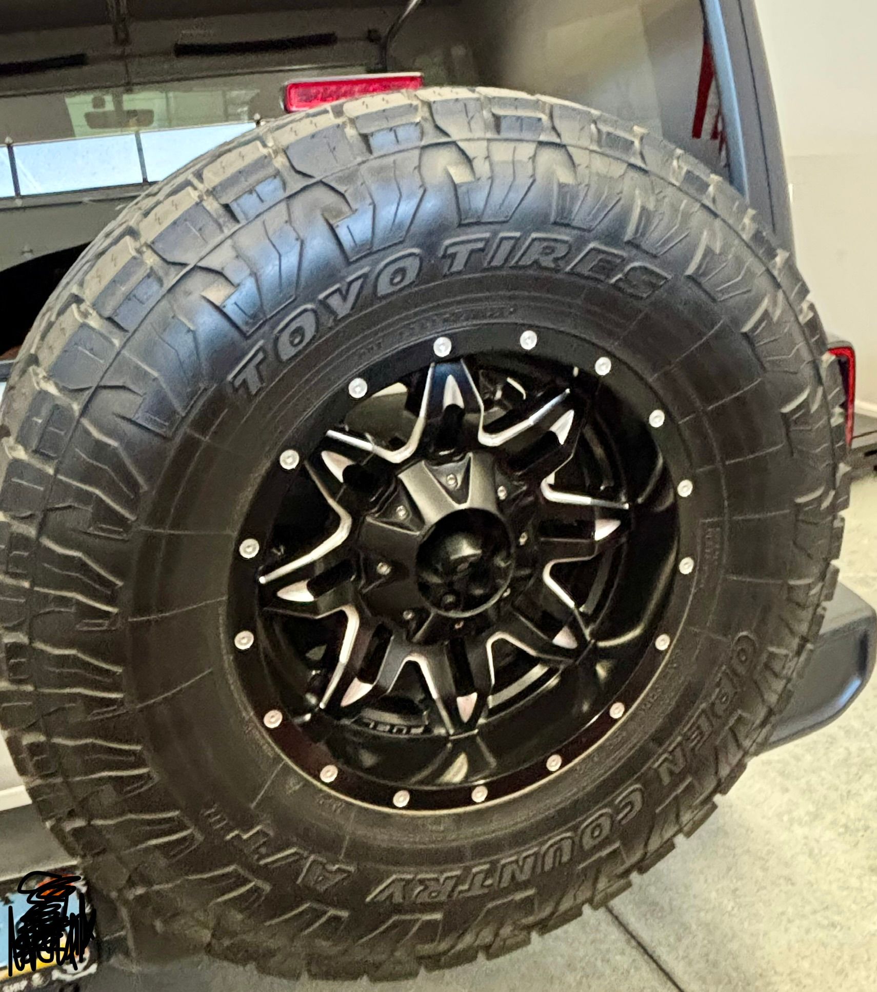 Used 2018 Jeep Wrangler Unlimited Sahara w/ Dual Top Group AWD/4WD image 6