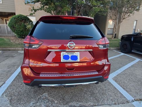 Used 2018 Nissan Rogue SV w/ Premium Package image 5