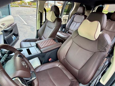 Used 2023 Toyota Sienna Platinum image 14