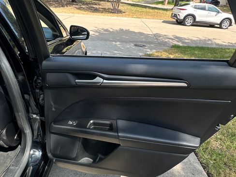 Used 2017 Ford Fusion Energi Titanium FWD image 17