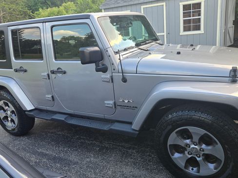 Used 2016 Jeep Wrangler Unlimited Sahara w/ Connectivity Group AWD/4WD image 8