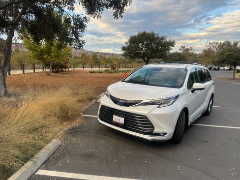 Used 2025 Toyota Sienna Limited image 1