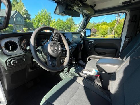 Used 2024 Jeep Wrangler Unlimited Sport AWD/4WD image 9