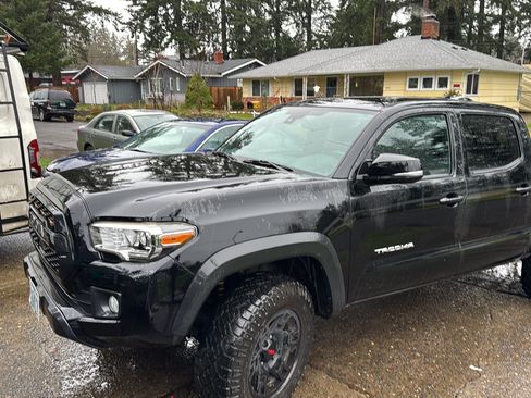 Used 2018 Toyota Tacoma TRD Off-Road AWD/4WD image 4
