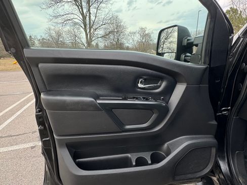 Used 2018 Nissan Titan SV image 17