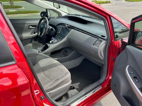 Used 2010 Toyota Prius Three w/ Navigation Pkg FWD image 4